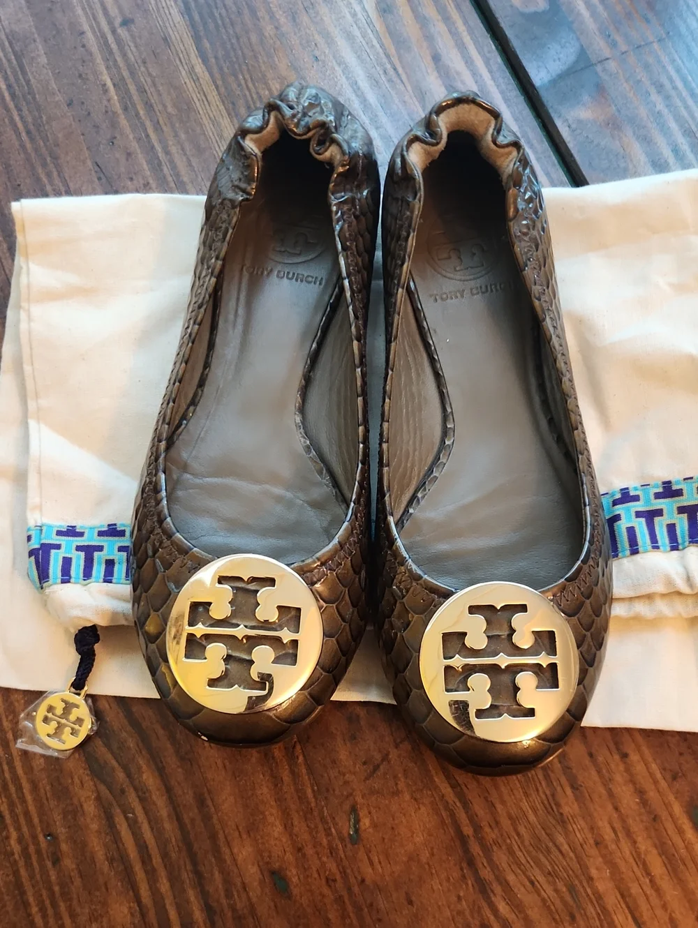 Tory Burch Flats Reva Ballerina Shoes Patent Leather Ballet Gold  Logo Sz 5 1/2 - Picture 3 of 3
